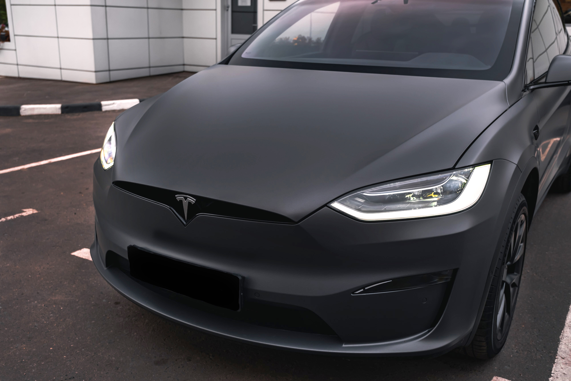 Полиуретановая оклейка матовой пленкой Tesla Model X 