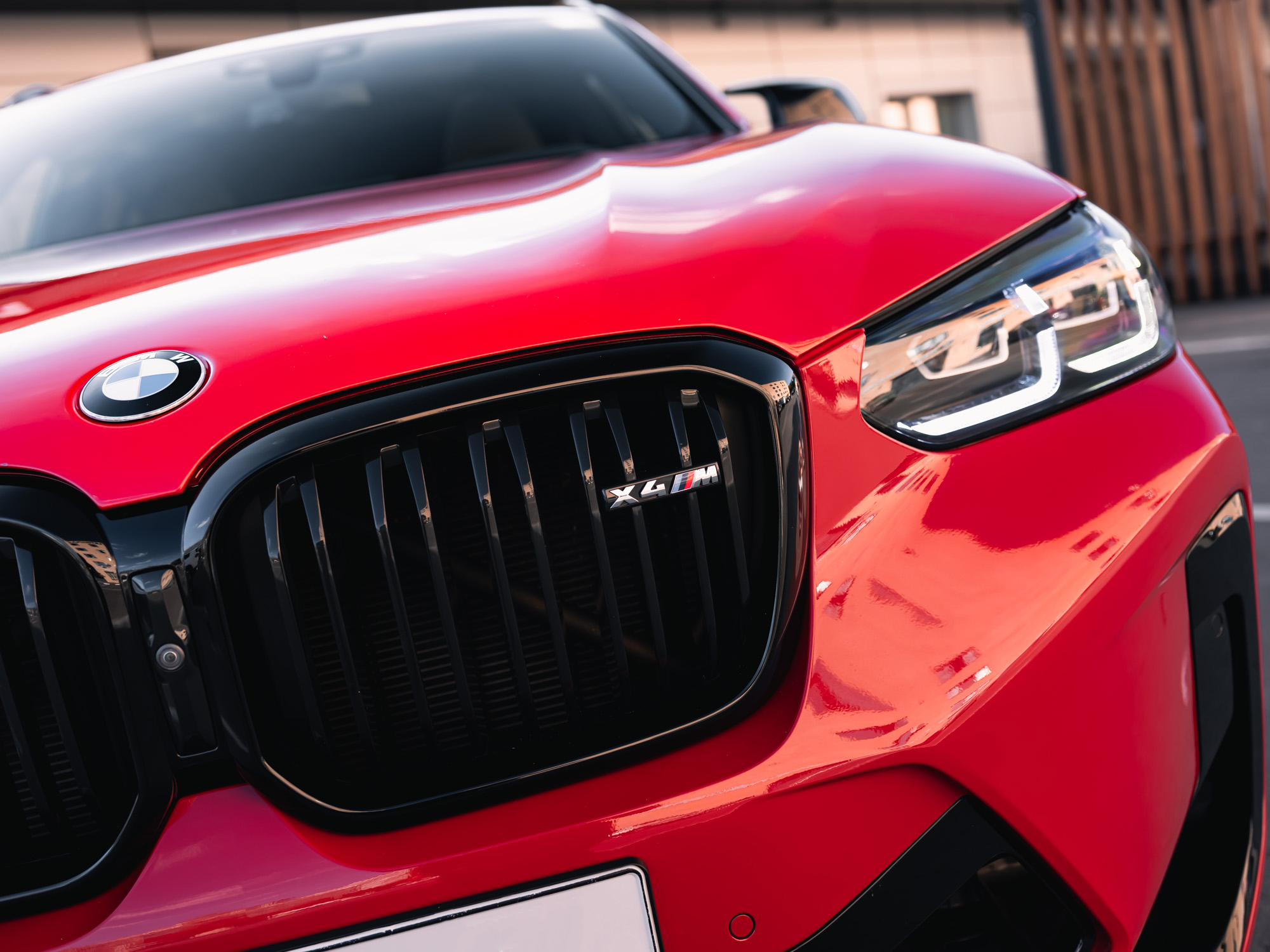 Защита полиуретановой пленкой с гидрофобным эффектом PRO2 для красивой BMW X4 красного цвета