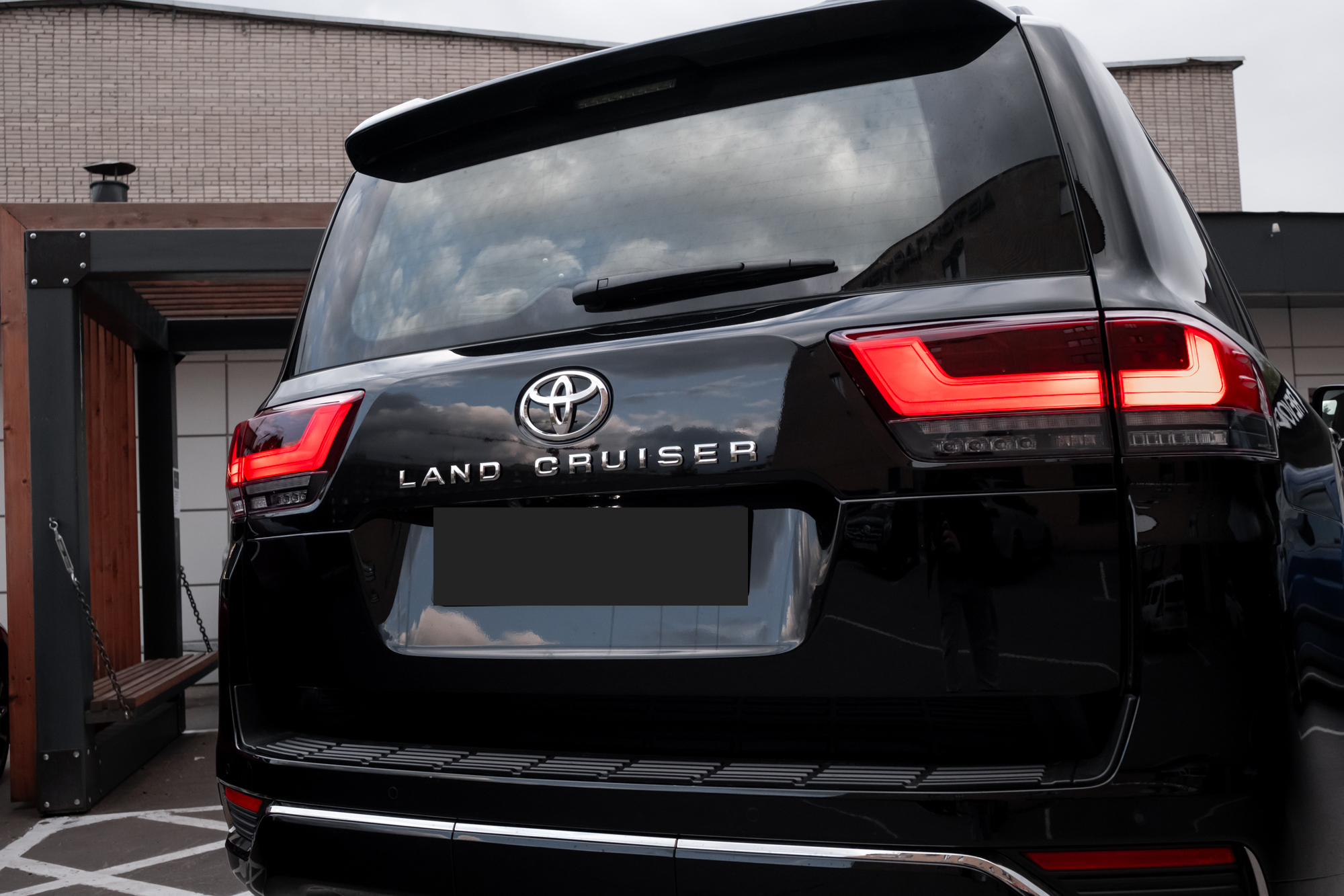 Легендарный Toyota Land Cruiser 300 в полном бронировании пленкой